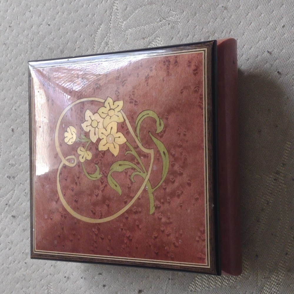 Jewelry box